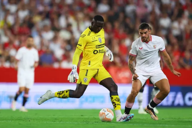 Moisés Ramírez jugando el desafío de Campeones con Independiente del Valle vs. Sevilla. Foto: Getty.