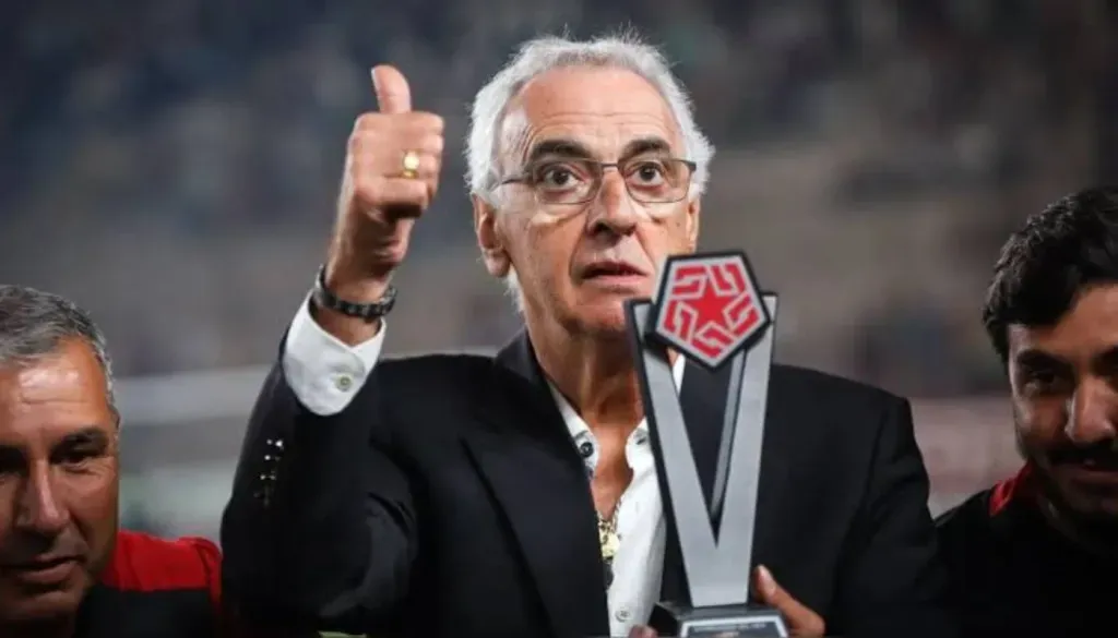 Fossati recibiendo premio de la Liga 1. (Foto: Universitario Prensa)