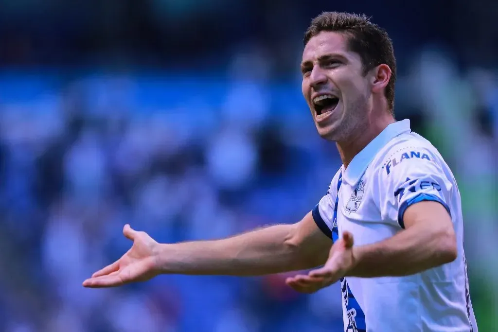 Santiago Ormeño en uno de sus partidos con el Puebla. (Foto: Getty).