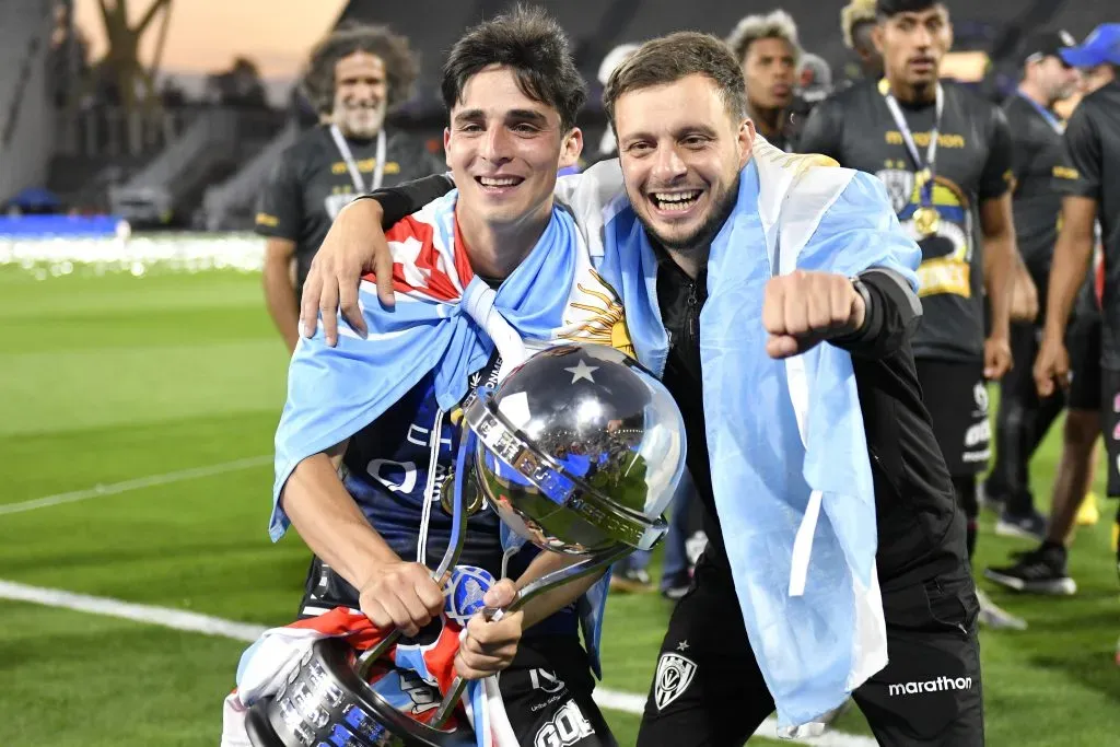 Lorenzo Faravelli y Martín Anselmi celebrando la Copa Sudamericana 2022. Foto: Getty.