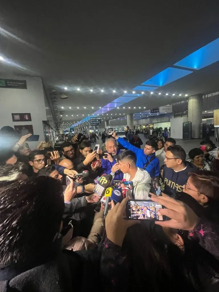 Piero Quispe atendiendo a los medios de prensa en México. (Foto: Twitter).