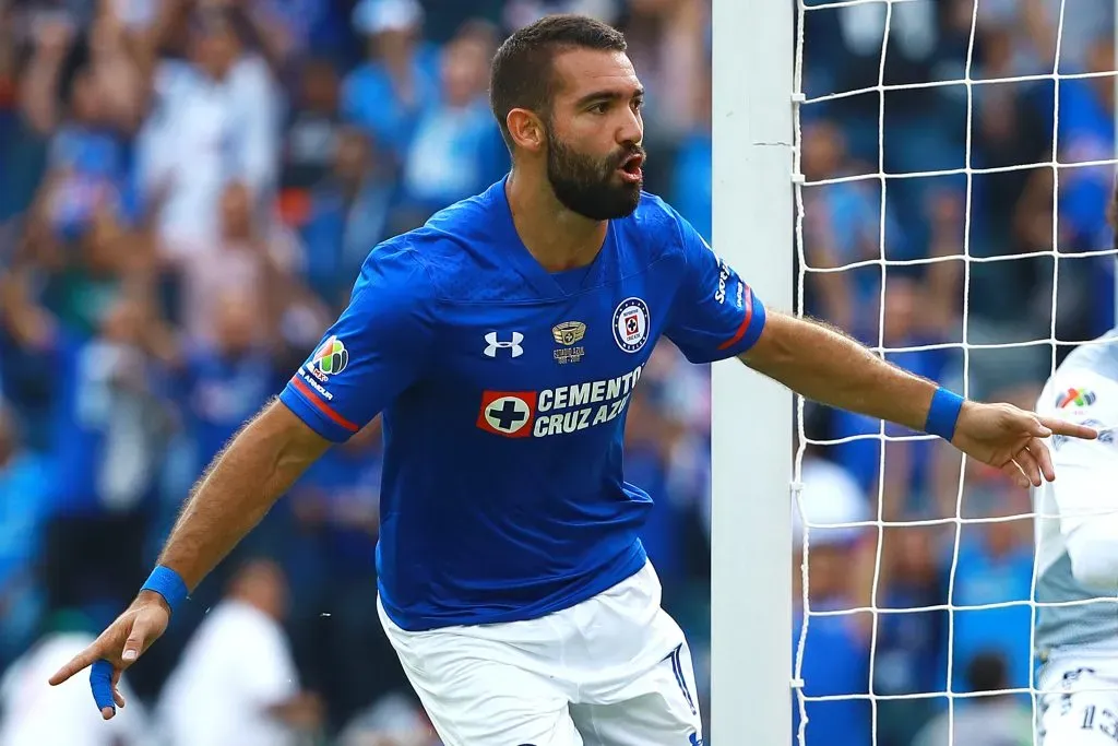 Martín Cauteruccio vistiendo la camiseta de Cruz Azul. (Foto: Getty).