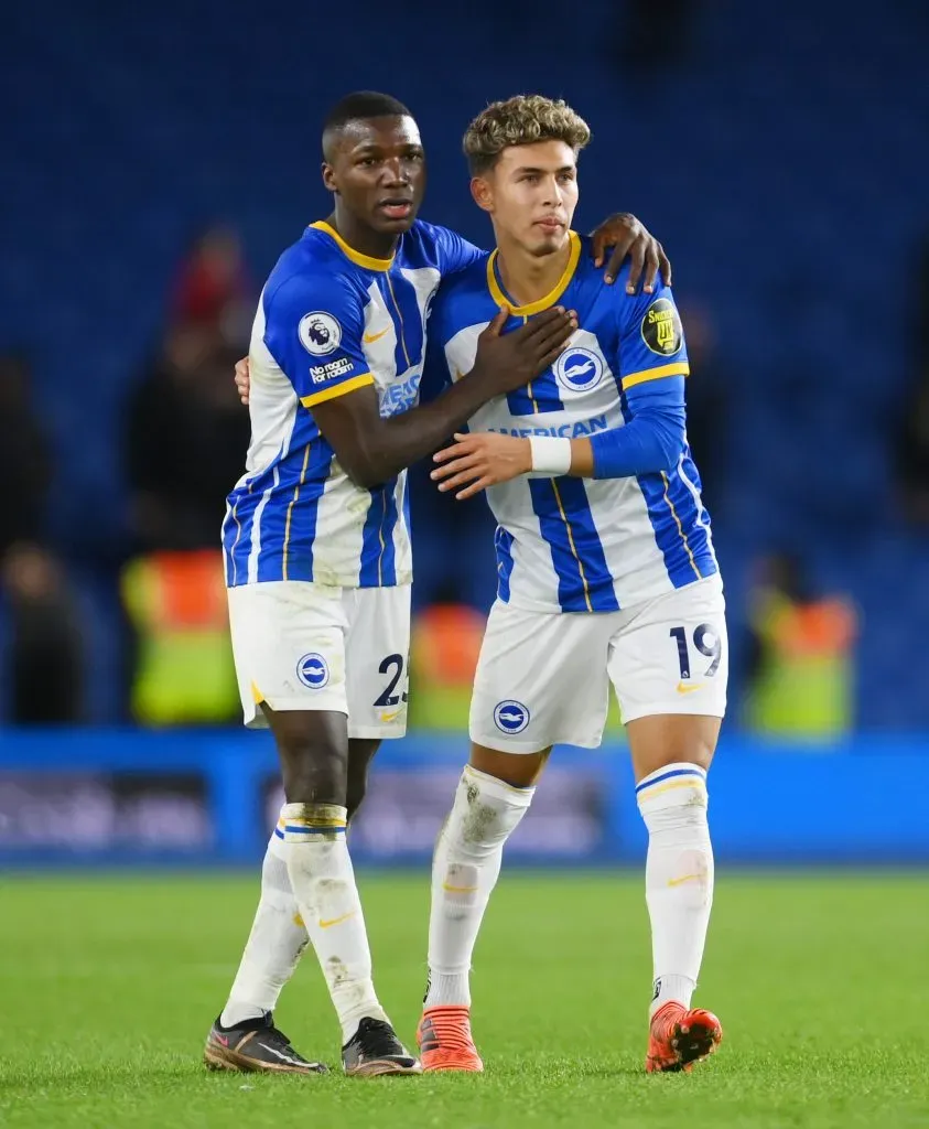 Moisés Caicedo y Jeremy Sarmiento coincidieron en el Brighton. Foto: Getty.