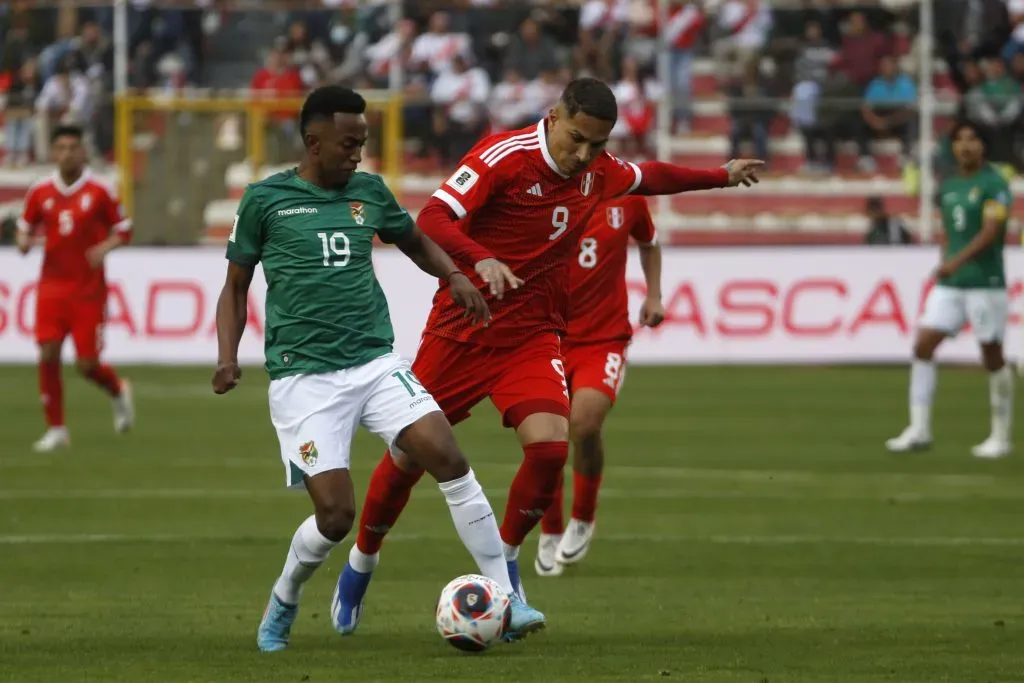 Paolo Guerrero jugando con la Selección Peruana. (Foto: Getty).
