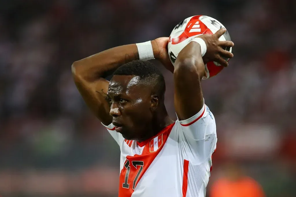 Luis Advíncula jugando con la camiseta de la Selección Peruana. (Foto: Getty).