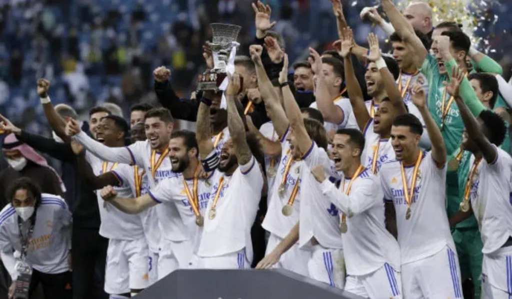 Real Madrid levantando la Supercopa de España en el 2022: Getty Images