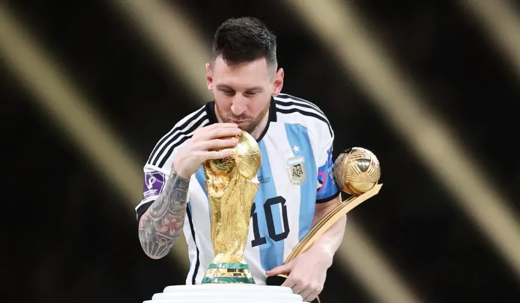Lionel Messi junto a la Copa del Mundo de Qatar 2022 y el premio a mejor jugador: Getty Images