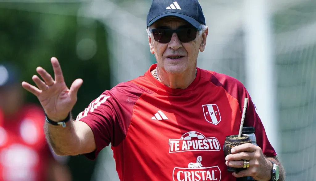 Fossati como técnico de Perú. (Foto: Selección Peruana Prensa)