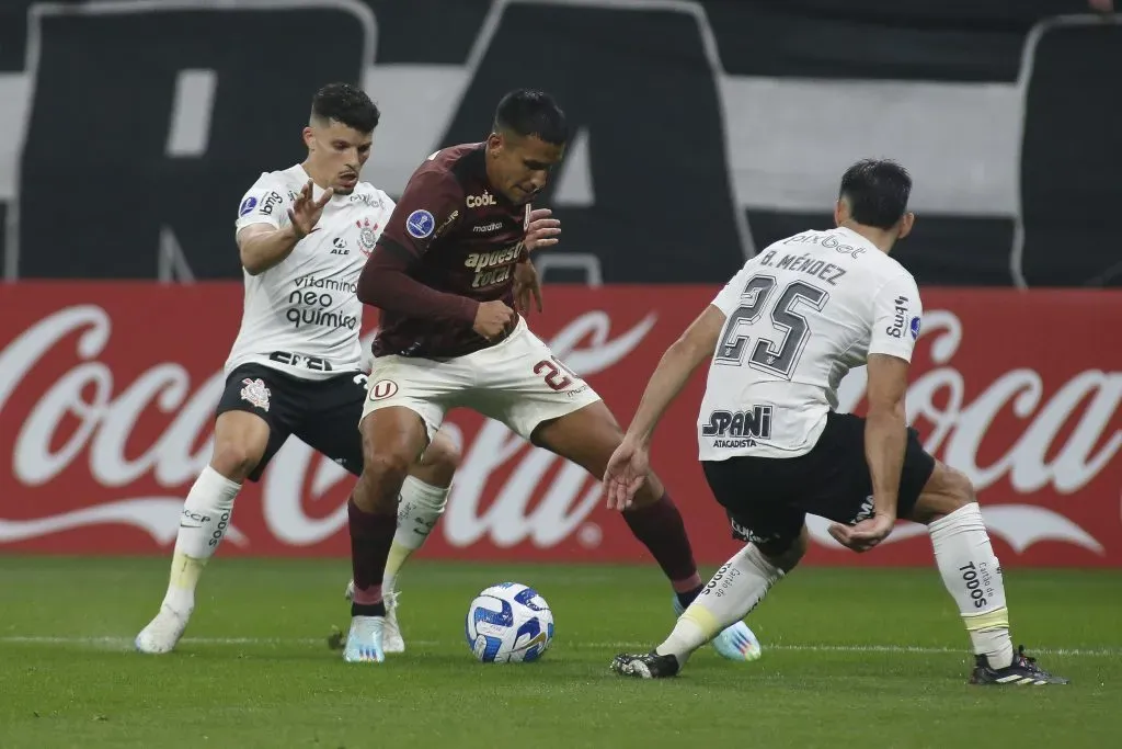 Alex Valera jugando contra Corinthians. (Foto: Getty).