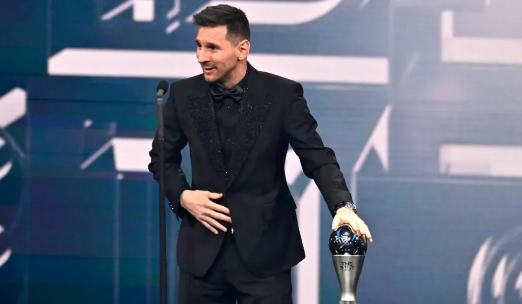 Lionel Messi junto al premio The Best que ha ganado en dos ocasiones: Getty Images