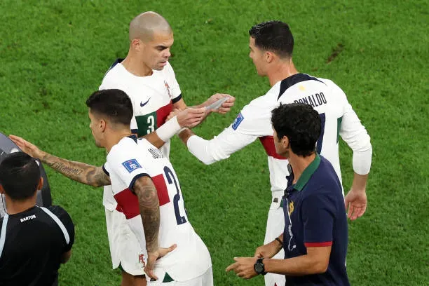 Pepe le entregó la cinta a Cristiano Ronaldo cada vez que entró desde el banco en Qatar 2022. (Photo by Alexander Hassenstein/Getty Images)