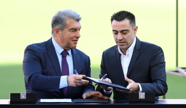 Joan Laporta y Xavi en la prestación de Hernández como DT del Barcelona: Getty Images