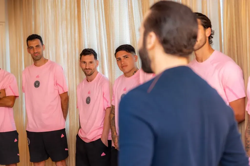 La mirada de Messi al presidente de El Salvador. (Foto: X / @nayibbukele)