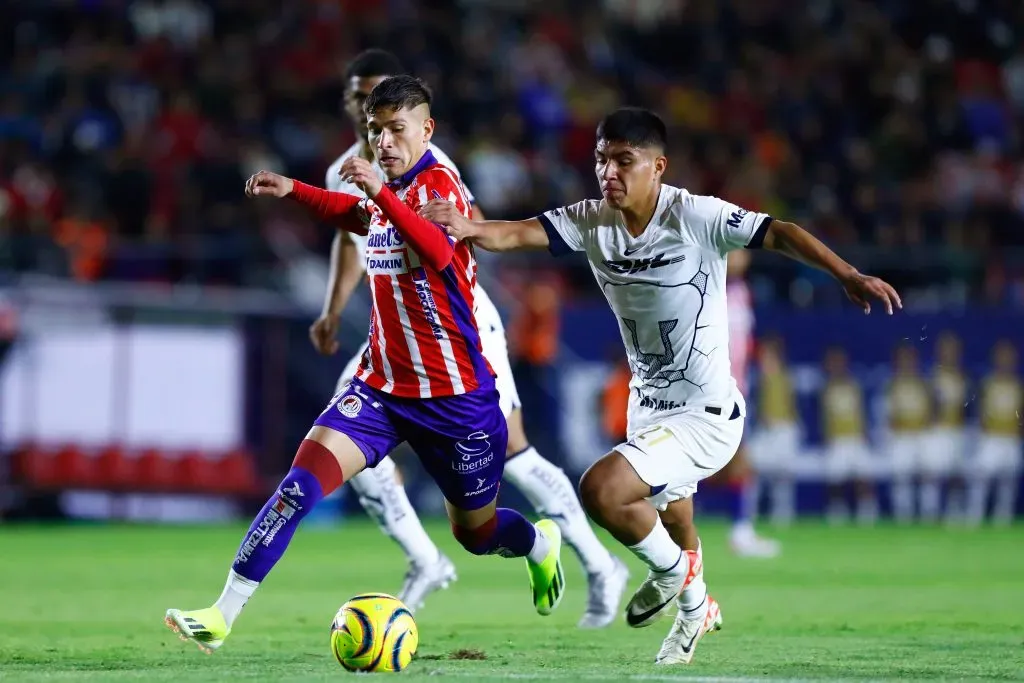 Piero Quispe jugando con Pumas de la UNAM. (Foto: Getty).
