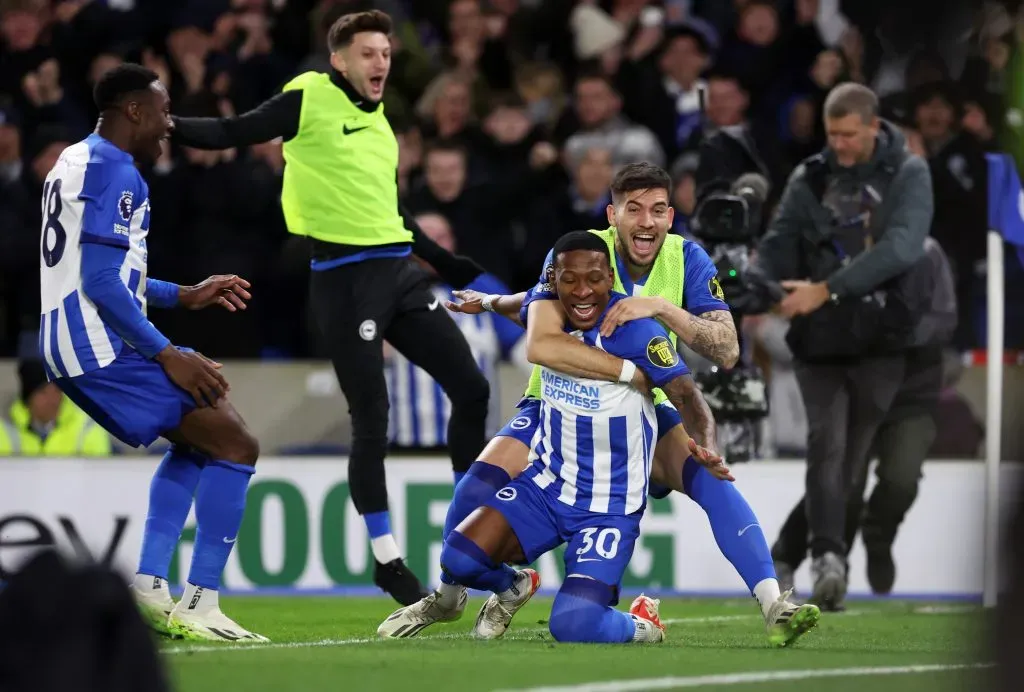 Pervis Estupiñán la rompe con el Brighton de Inglaterra en esta Premier League. Foto: Getty.