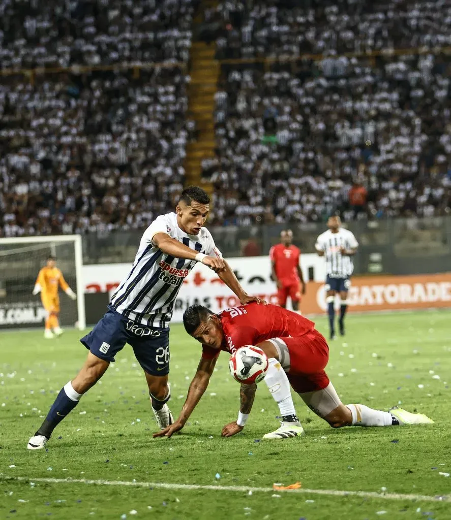 Kevin Serna jugando contra Once Caldas en Alianza Lima. (Foto: Twitter).