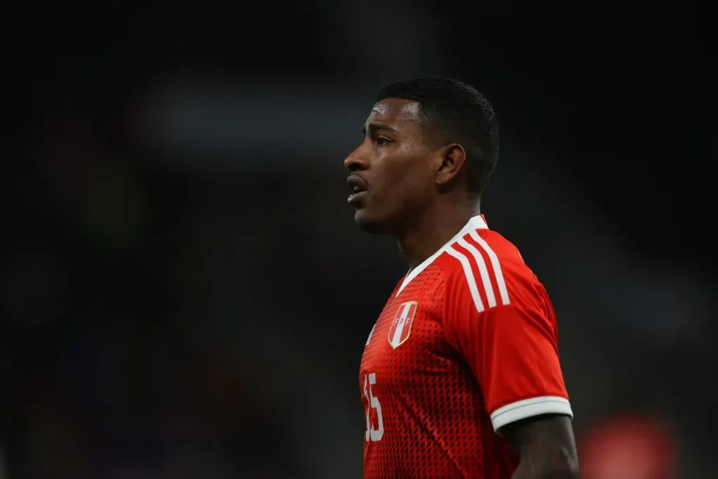 Miguel Araujo jugando con la Selección Peruana. (Foto: Getty).