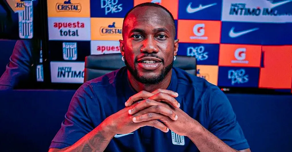 Waterman cuando firmó por Alianza. (Foto: Alianza Lima Prensa)