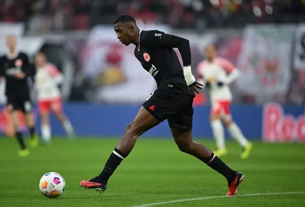 William Pacho está siendo uno de los mejores jugadores del Eintracht. (Foto: GettyImages)