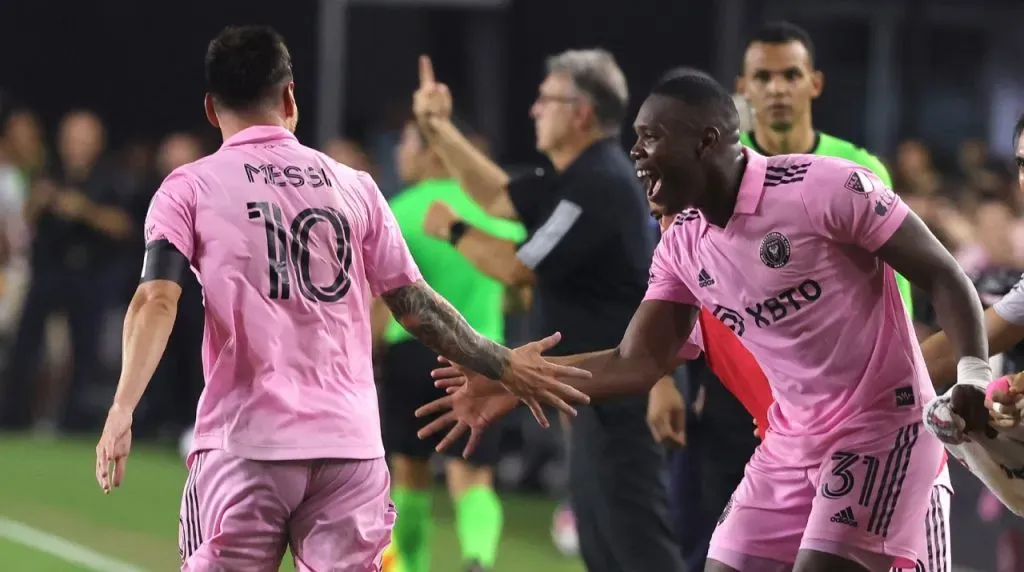 Lionel Messi y Kamal Miller. (Foto: Getty Images)