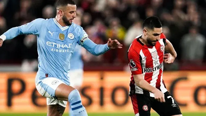 Kyle Walker y Neal Maupay durante el Manchester City vs. Brentford. Getty Images.