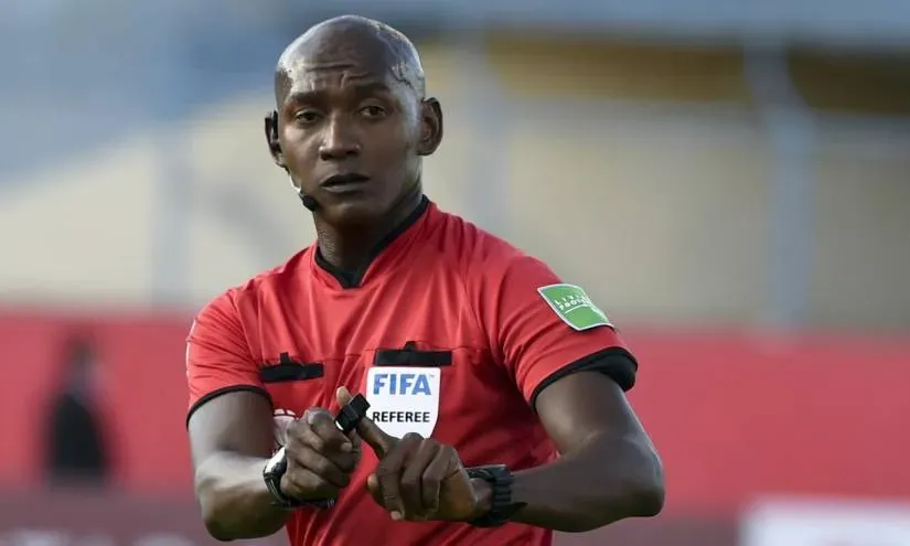 Augusto Aragón es uno de los pocos árbitros ecuatorianos que pita en partidos internacionales. (Foto: Ecuavisa)