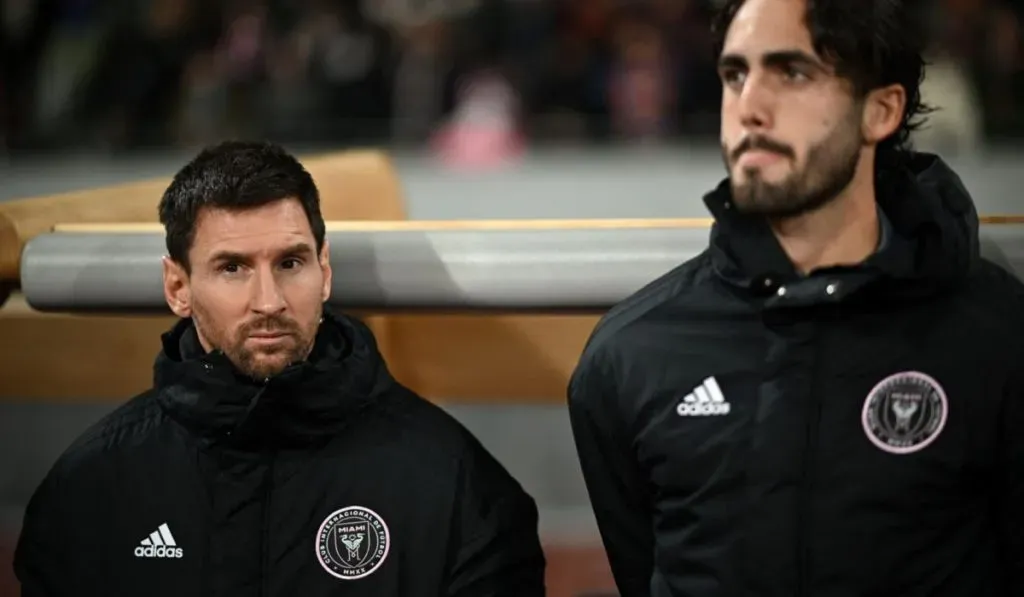 Lionel Messi en el banco previo al choque con Vissel Kobe: Getty Images