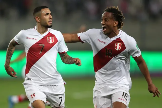 Peña y Carrillo jugando para Perú. (Foto: Selección de Perú Prensa)