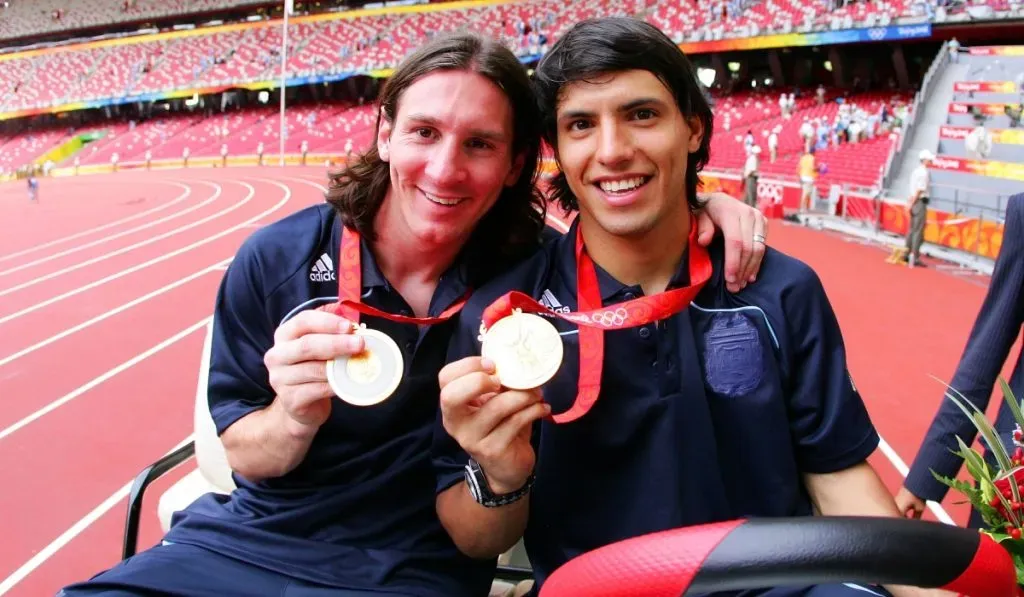 Messi y Sergio Agüero festejando la medalla dorada ganada en Pekín 2008: Getty Images
