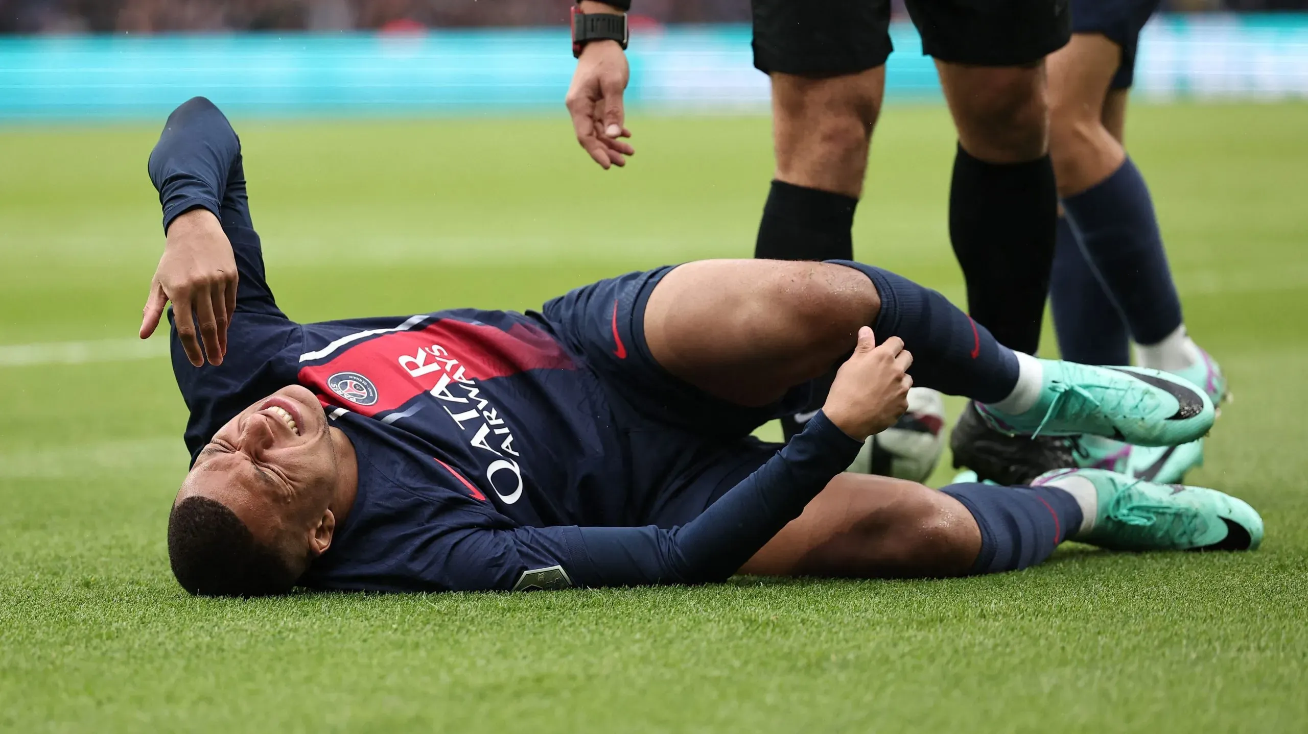Kylian Mbappé debió ser atendido por los médicos del PSG tras el pisotón que le propinó Lilian Brassier. Getty Images.