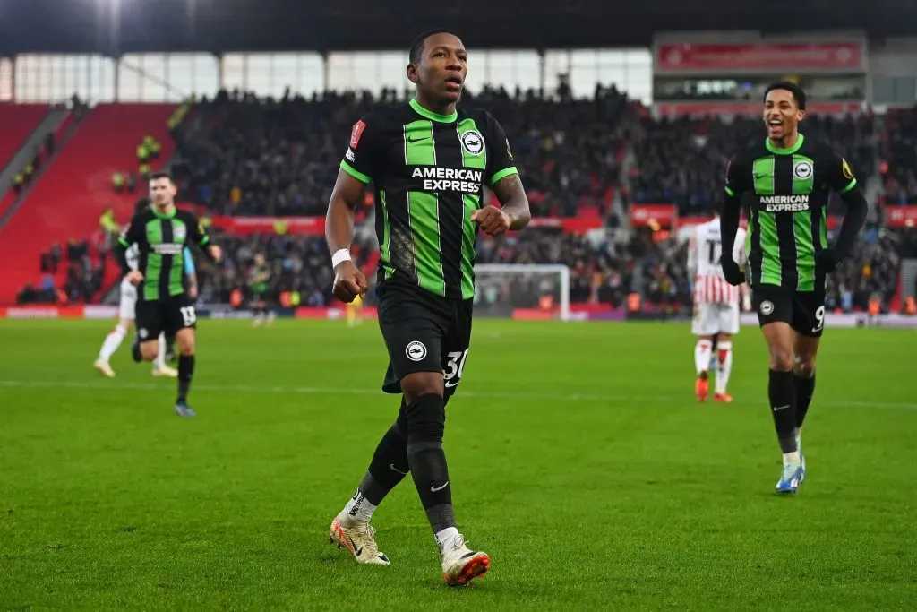 Pervis Estupiñán destacó como uno de los mejores en el mes de enero para el Brighton. (Foto: GettyImages)