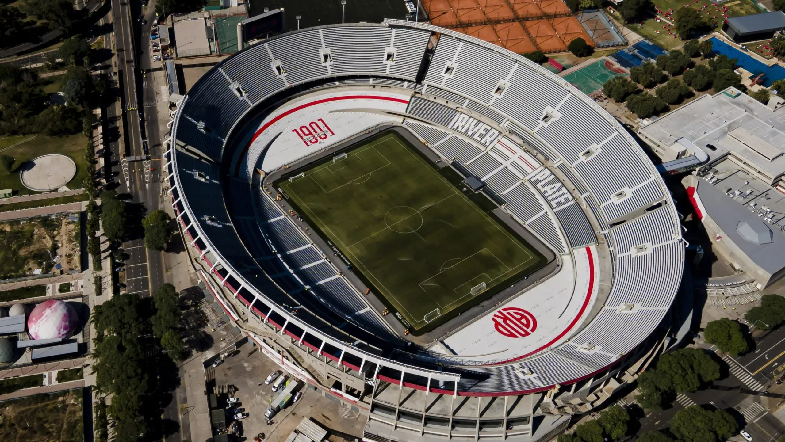 El Monumental se mantuvo ante la postura de sus hinchas y, tras la reforma, se posicionó como el estadio con mayor capacidad de Sudamérica. Getty Images.