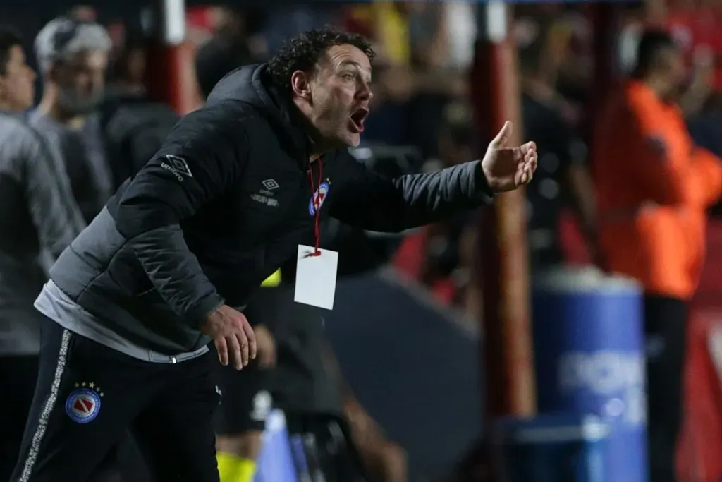 Gabriel Milito tenía contrato hasta el 2027 con Argentino Juniors pero dejó el club. Foto: Getty.
