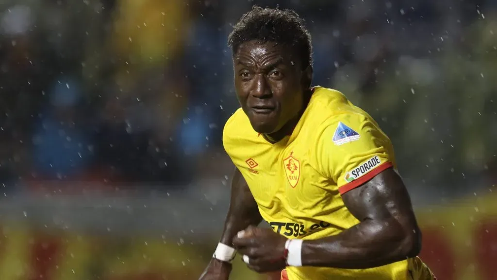 La ‘Tuka’ hizo un gol histórico para Aucas y ahora no lo dejan entrenar. (Foto: API)