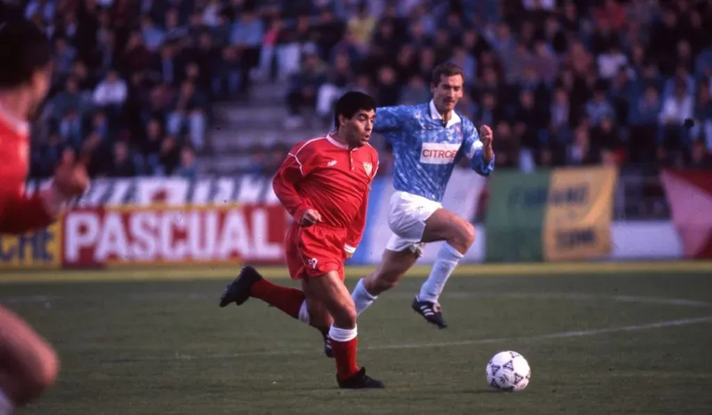 Maradona jugando ante Celta de Vigo con la camiseta del Sevilla: TW