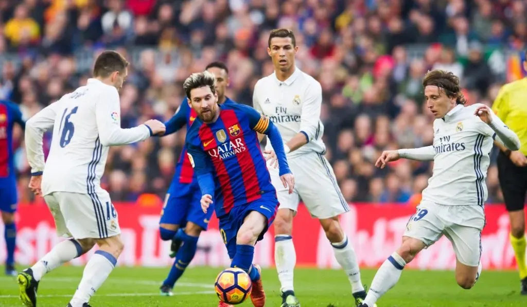 Luka Modric en un Clásico junto a Messi y Cristiano Ronaldo: Getty Images