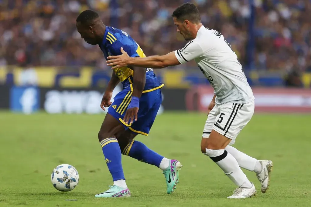 Luis Advíncula jugando contra Centra Córdoba. (Foto: Getty).