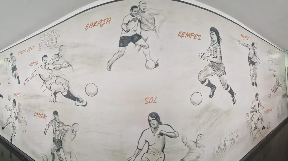 El mural con ídolos de Valencia que destaca a Kempes y al Piojo López en el pasillo principal de la residencia de juveniles. (Foto: Bolavip)
