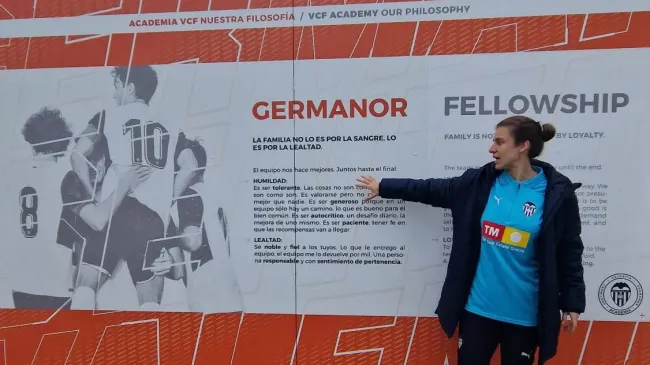 María Angeles Atienzar, responsable del departamento Psicoeducativo, explicando los valores que les inculcan a los chicos y chicas que se forman en la cantera del Valencia. (Foto: Bolavip)