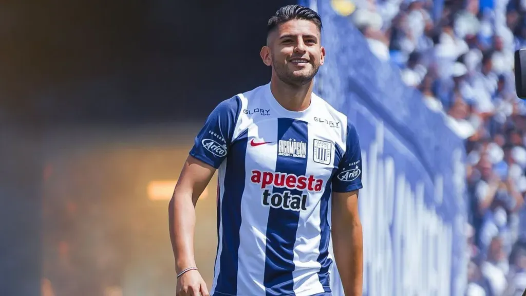 Zambrano el día que fue presentado en Alianza. (Foto: Alianza Lima Prensa)
