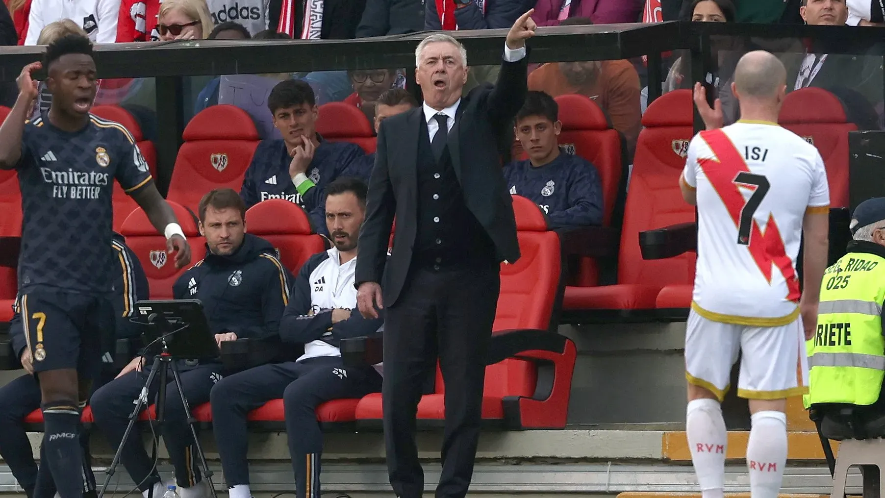 Carlo Ancelotti durante el encuentro que el Real Madrid jugó vs. Rayo Vallecano. Getty Images.