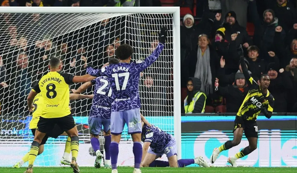 Yaser Asprilla festeja uno de sus goles en Watford: Getty Images