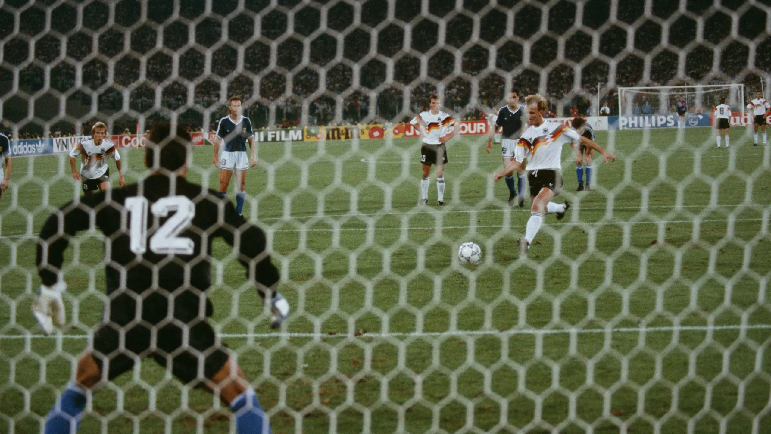 Andreas Brehme frente a Sergio Goycochea en el penal que definió la Copa del Mundo de Italia 1990. Getty Images.