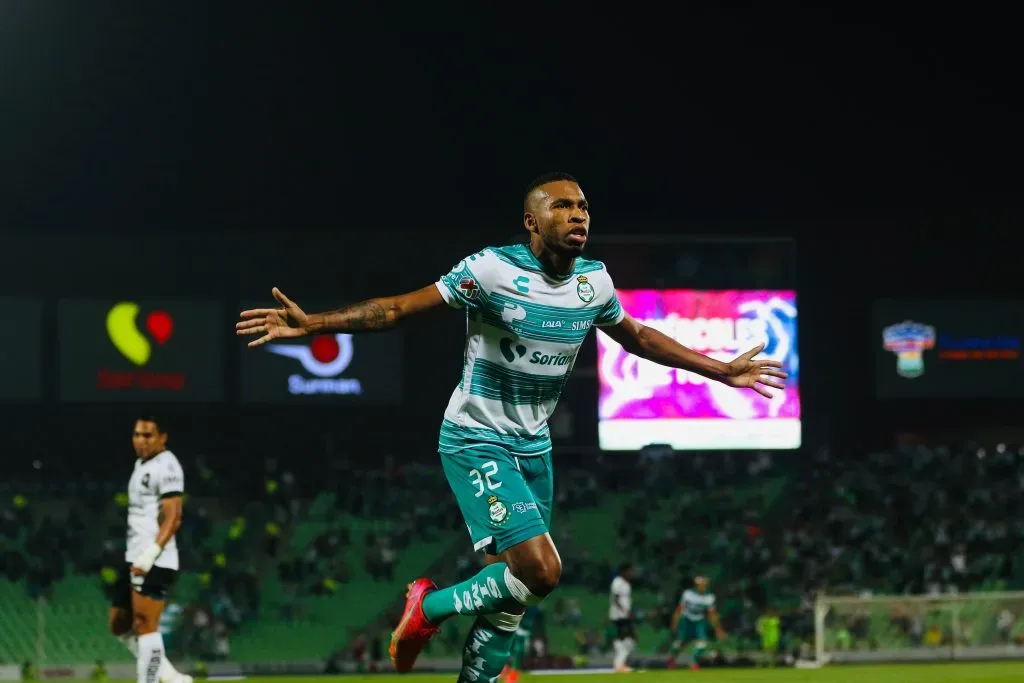 Ayrton Preciado jugó su último partido con Santos Laguna en el 2022. Foto: Getty.