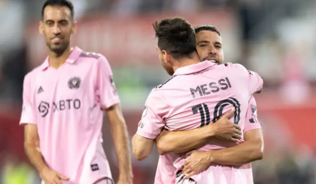 Alba, Messi y Busquets, contratos que todavía se pagan en Barcelona: Getty Images