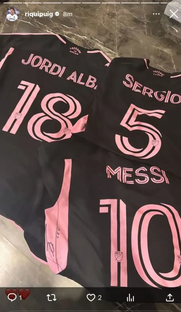Puig y la 3 camisetas que se llevó del Inter Miami. (Foto: Instagram / @riquipuig)