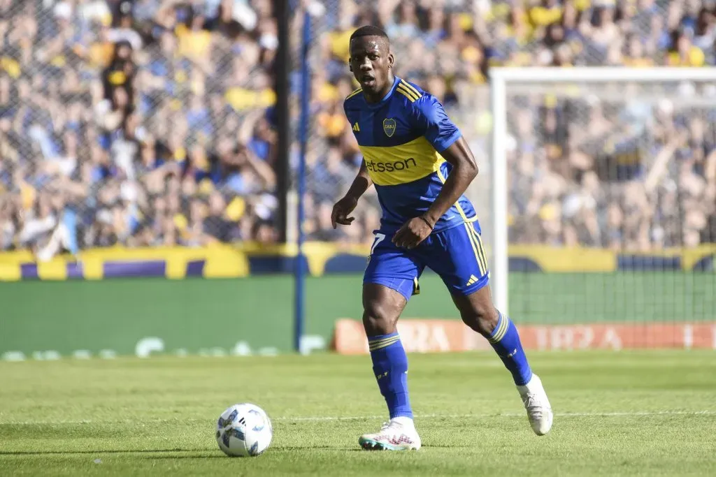 Advíncula se vio expuesto en varias jugadas en el último Superclásico. (Foto: IMAGO)