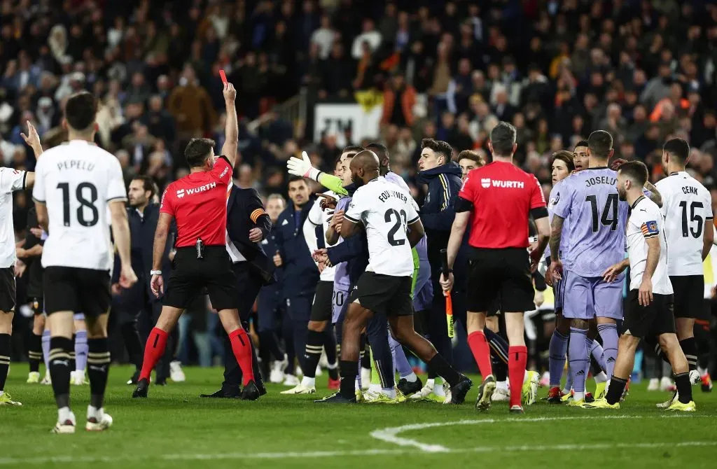 El momento en el que Jesús Gil Manzano expulsó a Jude Bellingham.