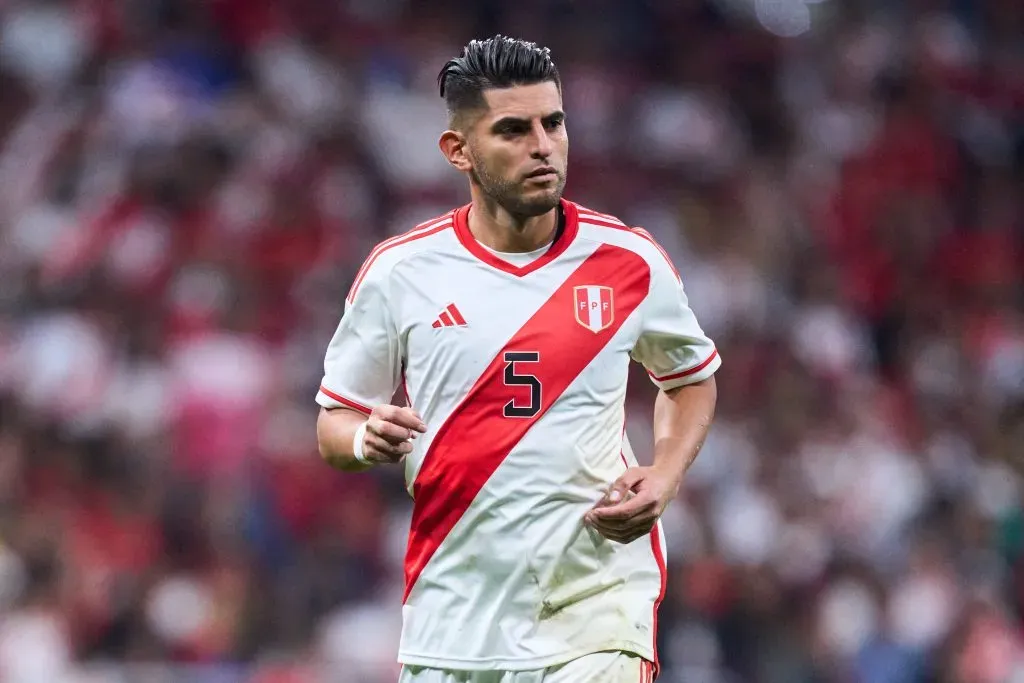 Carlos Zambrano jugando con la Selección Peruana. (Foto: Getty).