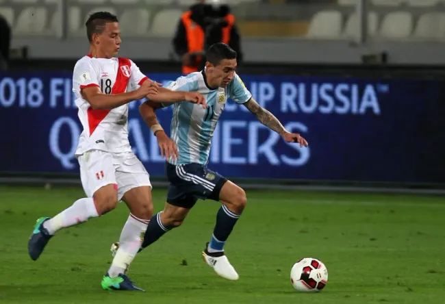 Cristian Benavente vs. Ángel Di María en la Selección Peruana. (Foto: IMAGO)-